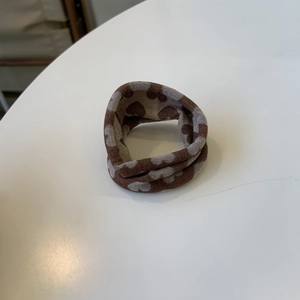 Schickes Strick-Haargummi mit Herzmuster in Kaffee und Beige im französischen Stil