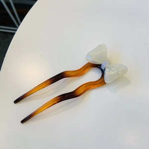 Pic à cheveux élégant en acétate ambré avec un nœud blanc nacré pour des coiffures raffinées