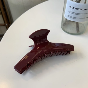Grande pince à cheveux élégante rouge bordeaux au fini brillant pour femme chic