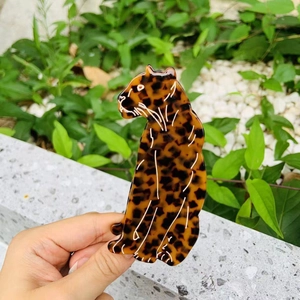 Pince à cheveux léopard en acétate avec motif ambré pour accessoire de coiffure animalier chic