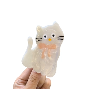 Pince à cheveux chat adorable en acétate marbré crème avec un petit nœud rose