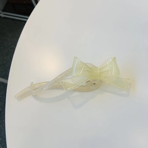 Pince à cheveux élégante en forme de nœud jaune translucide pour un style minimaliste