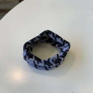 Knitted houndstooth hair tie with star pattern in black and gray for women