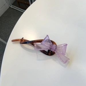 Pince à cheveux banane élégante avec nœud lilas et finition en résine marron