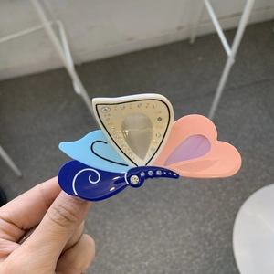 Eleganter Schmetterlings-Haarclip aus Acetat mit bunten Harzflügeln und funkelnden Steinen
