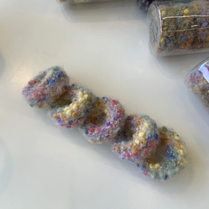 Bunte Plüsch-Haargummis in Bonbonfarben mit flauschiger Stricktextur für Damen