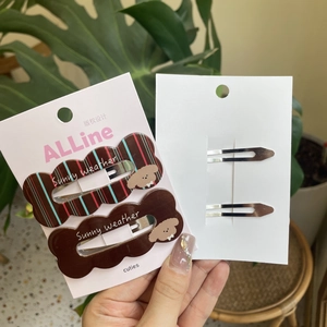 Barrettes à cheveux à carreaux marron avec illustrations de chiens et motifs rayés
