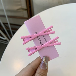 Set di fermagli per capelli rosa opachi a forma di onda su scheda di presentazione
