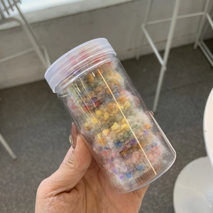 Dose mit bunten Plüschkugeln Haarschmuck in verschiedenen Bonbonfarben für Mädchen