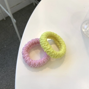Lot de deux chouchous épais en tricot aux couleurs bonbon en rose et jaune au design ondulé