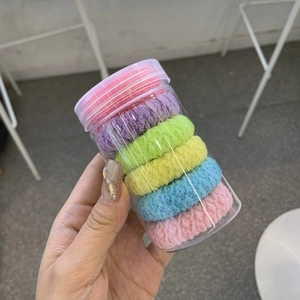 Lot de 5 chouchous en peluche aux couleurs macaron dans un tube de rangement transparent