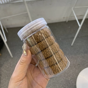 Gros plan d'élastiques à cheveux épais de couleur bonbon dans un flacon de rangement