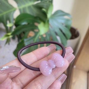 Zoet haarelastiekje met paars elastisch koord en glitter roze hars strik decor