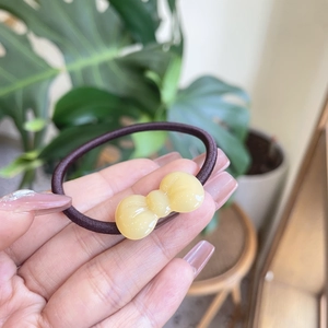 Zoet geel strikje haarelastiek met donkerbruine elastische band voor dames