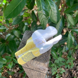 Simpatico fermaglio per capelli a cono gelato giallo e bianco con motivo a rombi