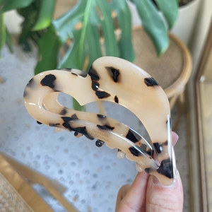 Acetate heart claw clip with brown tortoiseshell pattern and smooth French design