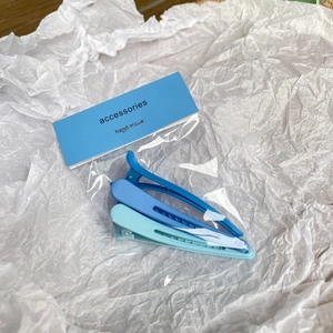 Three-piece matte blue hair clip set in card packaging with non-slip duckbill design