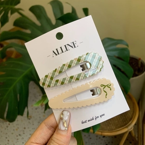 Ensemble de barrettes à cheveux à carreaux verts et beiges avec texte et nœud décoratif