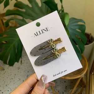 Barrettes à cheveux à pois et nœuds sur carte de présentation pour femmes