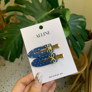 Barrettes à pois bleu marine avec nœuds sur carte de présentation blanche élégante