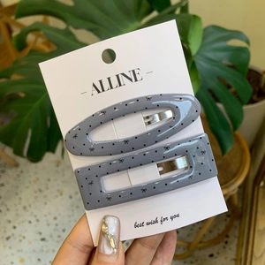 Lot de deux barrettes grises à pois et nœuds avec clips en résine ovales et rectangulaires