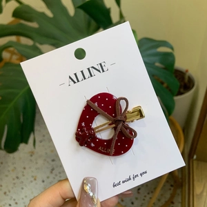 Pince à cheveux cœur rouge floral avec ours et nœud sur une pince bec de canard dorée
