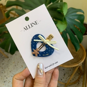 Pince à cheveux cœur bleu à pois blancs avec nœud en tissu et petit ours sur carte