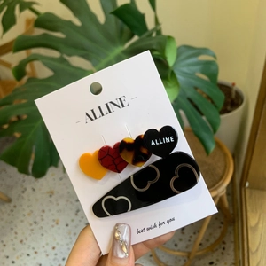 Lot de 5 barrettes à cheveux motifs cœurs colorés présentées sur une carte blanche