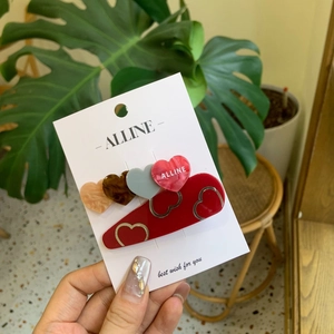 Coffret de barrettes cœur en rouge, rose, léopard et gris sur carte d'affichage