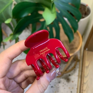 Rote Haarklammer aus Acetat mit goldenem France Handmade Logo für hohe Pferdeschwänze