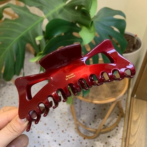 Elegante pinza per capelli grande in acetato bordeaux con etichetta oro e design cavo