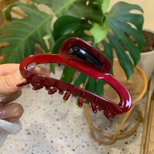 Elegante pinza per capelli grande rosso vino in acetato con finitura lucida a mano