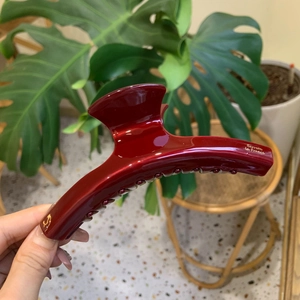 Elegante molletta per capelli grande in acetato rosso bordeaux con scritte oro
