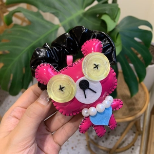 Chouchou mignon avec ours en cuir rose, yeux bouton jaunes et bande plissée noire