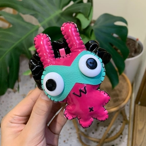 Chouchou monstre rose mignon en cuir PU avec détails d'yeux vert menthe pour femmes