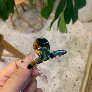 Detailed side view of the tortoiseshell acetate hair claw clip with strong spring grip