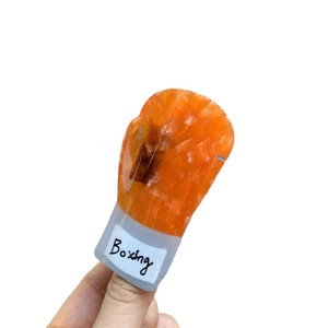 Pince à cheveux orange en forme de gant de boxe avec texture effet marbre