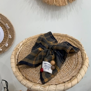 Plaid Haargummi mit Schleife und HAPPY SMILE Etikett auf einem Weidentablett für Haare