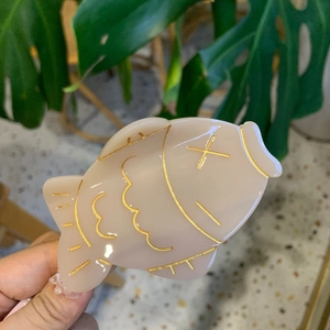 Pince à cheveux mignonne en forme de poisson sushi avec gravure dorée élégante