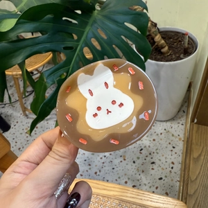 Gros plan d'une pince à cheveux boule de riz à sushi avec motif lapin en résine
