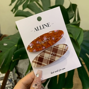 Floral and plaid hair clips set with Fancy lettering and marble finish for women