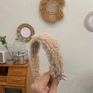 Klassischer beiger Teddy-Stirnband aus Plüsch für Damen mit weicher Winter-Textur