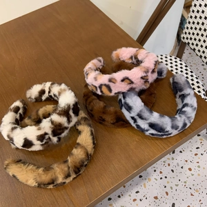 Lot de cinq serre-têtes en peluche douce motif léopard en plusieurs couleurs d'hiver