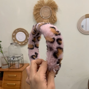 Serre-tête en peluche à motif léopard rose avec une texture douce en fausse fourrure