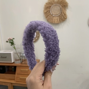 Nahaufnahme des lavendelfarbenen Teddy-Stirnbands mit weicher Plüschstruktur und Detail
