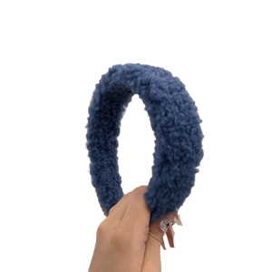 Plüschiges blaues Teddy-Stirnband für Damen im minimalistischen Herbst-Winter-Design