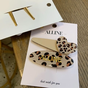 Detailaufnahme der Haarklammern mit Leoparden-Herz-Muster und ALLINE-Logo für Mädchen