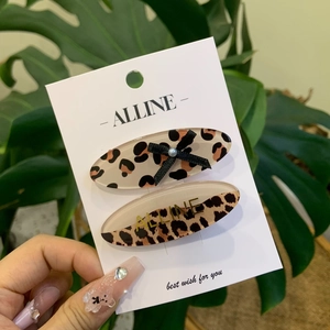 Leopard-Haarspangen-Set mit schwarzer Schleife und Perlenverzierung für Damen