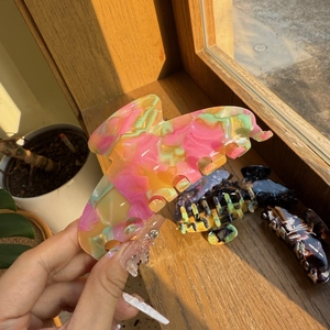 Grande pince à cheveux élégante en acétate avec motif marbré pour femmes en couleurs variées