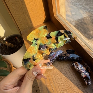 Grande pince à cheveux élégante en acétate avec motif de peinture à l'huile jaune et vert